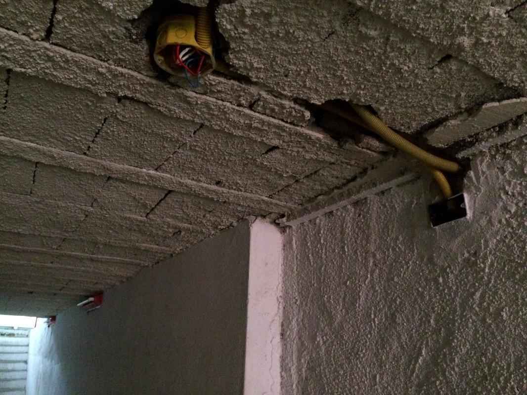 Fios expostos tambm so vistos nos vestirios dos atletas.