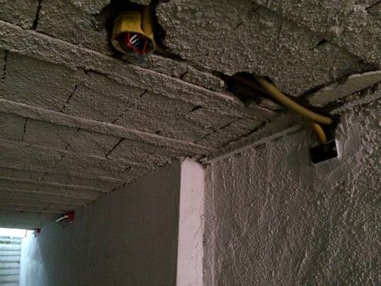 Fios expostos tambm so vistos nos vestirios dos atletas.