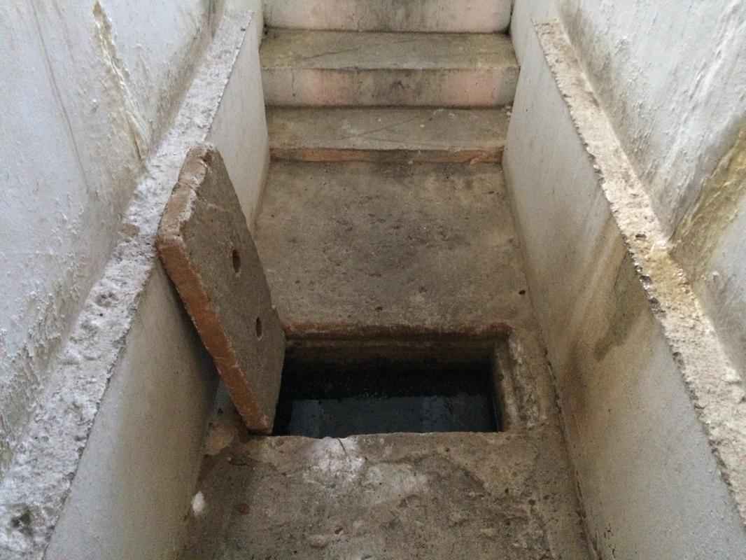 O buraco no tnel do visitante, onde  colocada a bomba que faz a drenagem quando o local fica cheio de gua,  um dos focos do Aedes Aegypti observados no estdio. 