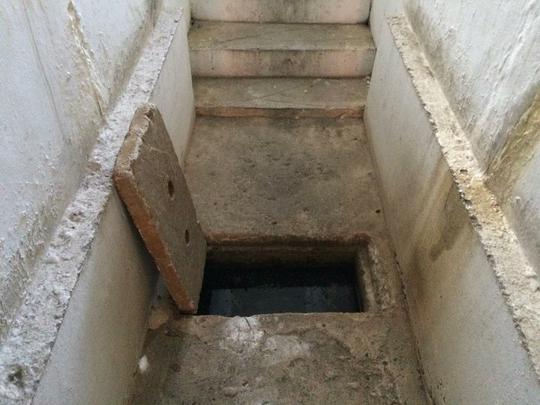 O buraco no tnel do visitante, onde  colocada a bomba que faz a drenagem quando o local fica cheio de gua,  um dos focos do Aedes Aegypti observados no estdio. 