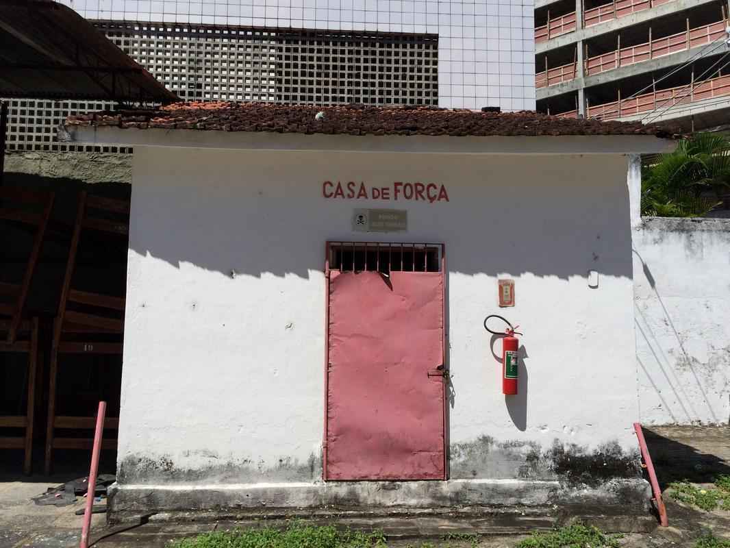 Casa de fora est condenada. Estrutura precisa ser reconstruda.