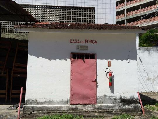 Casa de fora est condenada. Estrutura precisa ser reconstruda.