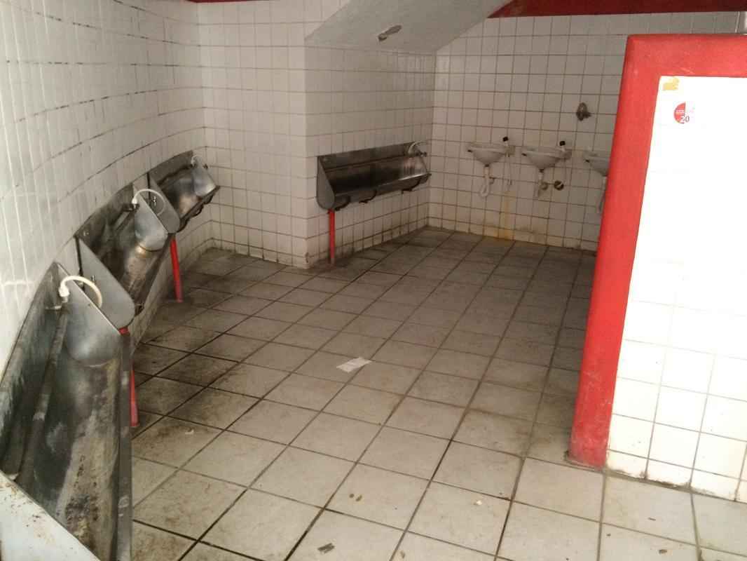 A situao de todos os banheiros  de abandono, sendo necessria uma reforma geral.