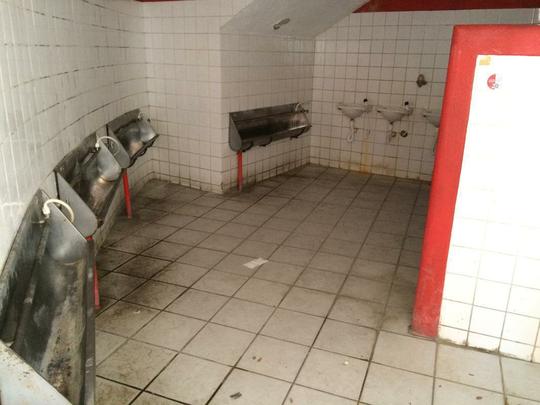 A situao de todos os banheiros  de abandono, sendo necessria uma reforma geral.