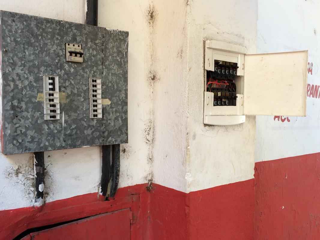 O quadro de energia que fica na entrada dos scios. Outra parte eltrica que precisa ser completamente refeita e que representa um risco  segurana. 