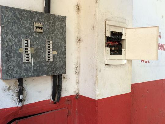 O quadro de energia que fica na entrada dos scios. Outra parte eltrica que precisa ser completamente refeita e que representa um risco  segurana. 