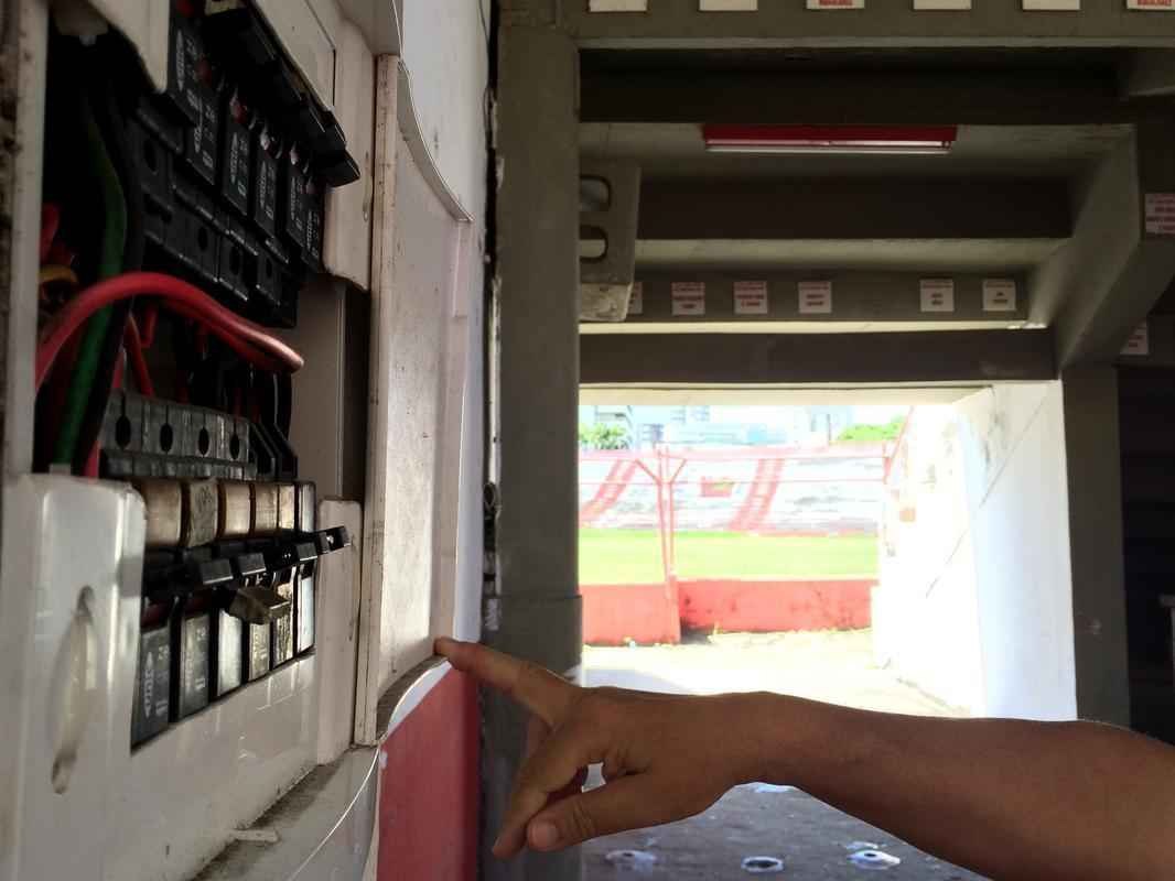 O quadro de energia que fica na entrada dos scios. Outra parte eltrica que precisa ser completamente refeita e que representa um risco  segurana. 