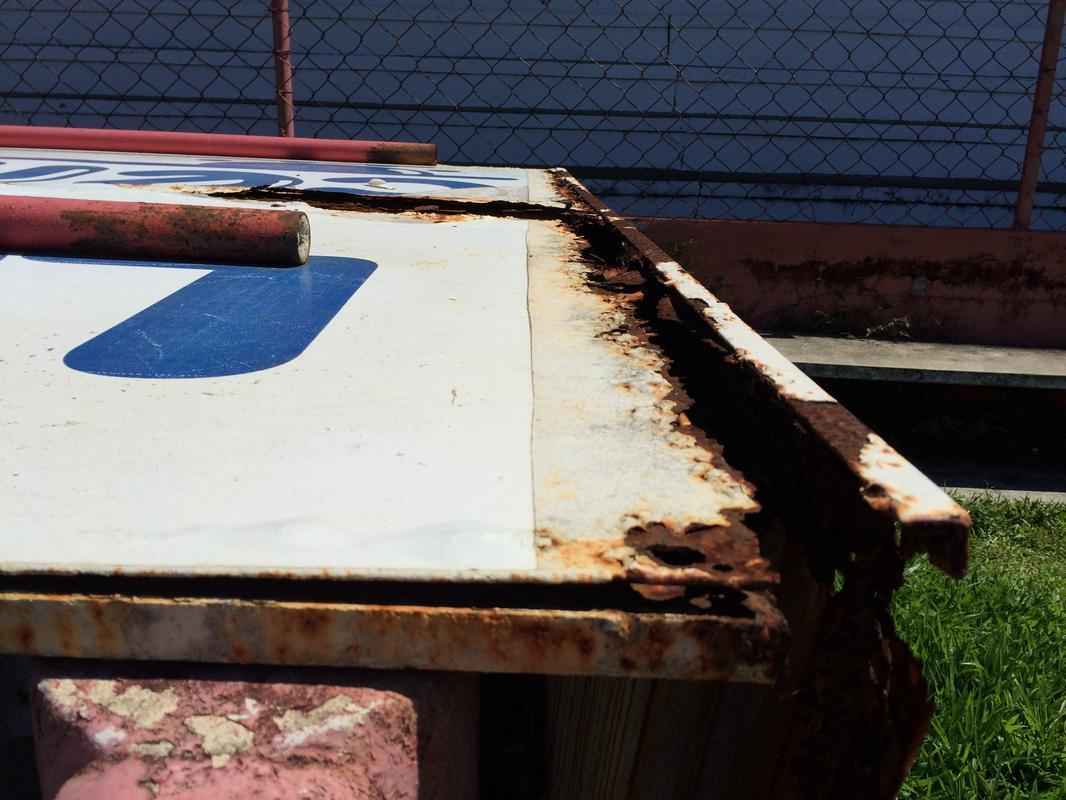O porto que cobre o vestirio do Nutico  outra pea de ferro condenada por conta da ferrugem.