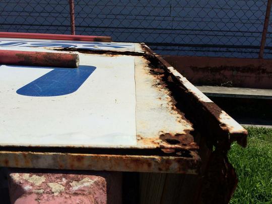O porto que cobre o vestirio do Nutico  outra pea de ferro condenada por conta da ferrugem.
