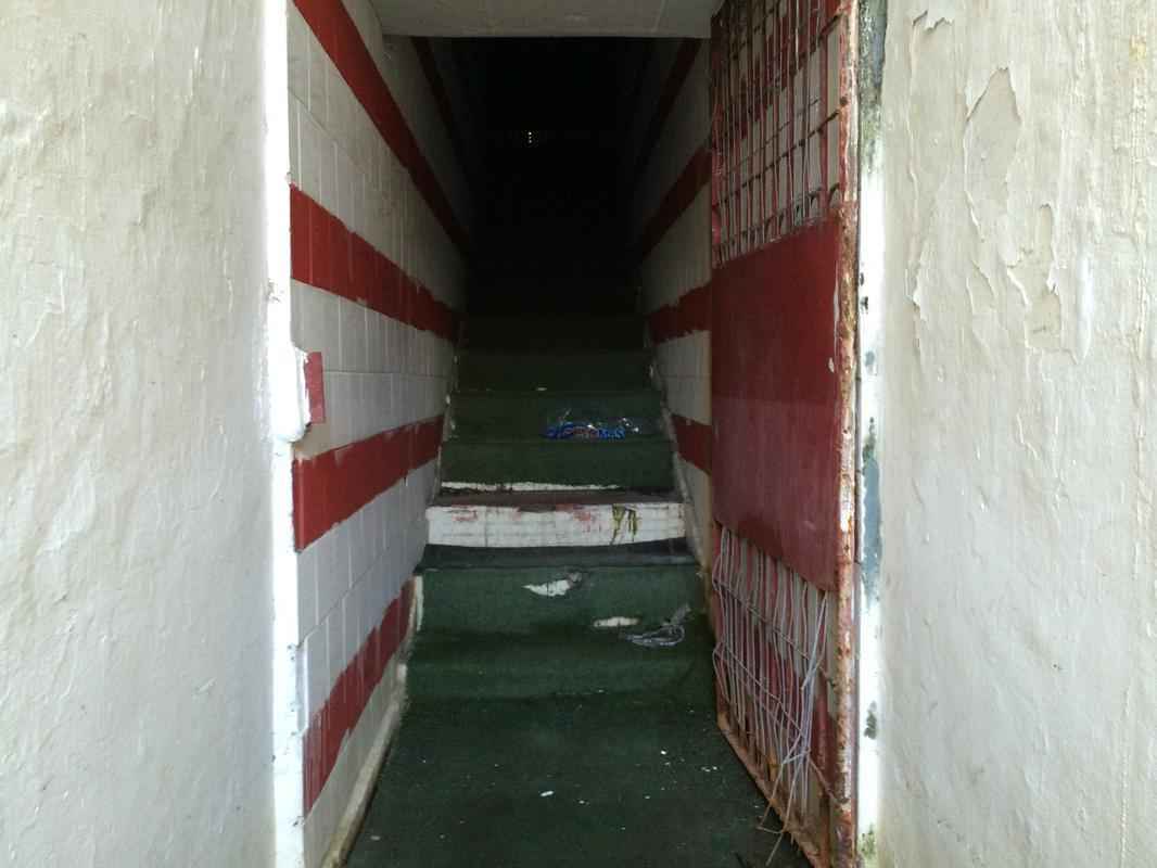 No vestirio do Nutico, alm da gua, h muita sujeira.