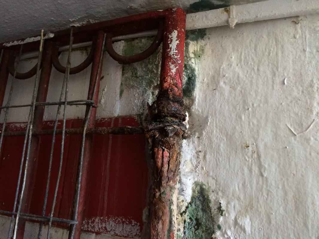 Ferrugem tomou conta do porto de acesso ao estdio. 