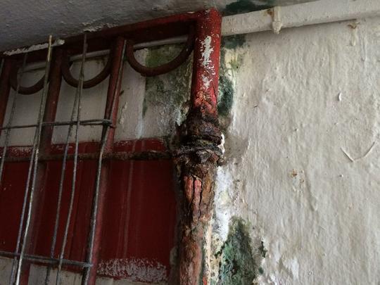 Ferrugem tomou conta do porto de acesso ao estdio. 