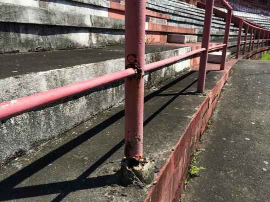 Parapeitos nas arquibancadas tambm mostram a degradao do estdio. A ferrugem tomou conta das estruturas, que so feitas de ferro