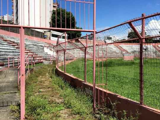 O mato toma conta, inclusive, das reas fora de campo, como nas arquibancadas dos Aflitos. Claramente, o local no recebe uma ateno h um bom tempo
