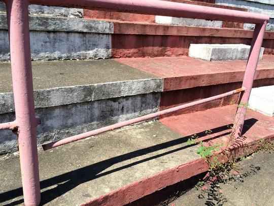 Parapeitos nas arquibancadas tambm mostram a degradao do estdio. A ferrugem tomou conta das estruturas, que so feitas de ferro