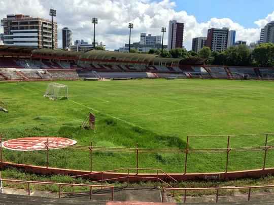 Vista geral do estdio dos Aflitos. De uma das arquibancadas  possvel ver como o gramado est alto e sem cuidados