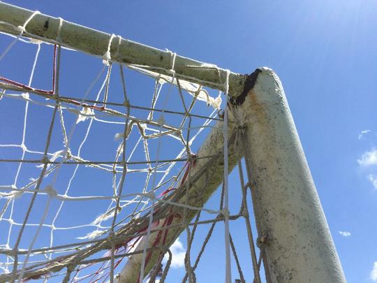 As barras que j renderam muitos gols ao Nutico, hoje, dificilmente poderiam ser usadas em um jogo oficial. As ferrugem j danificou bastante