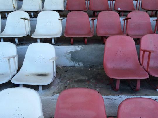 Cadeiras de ferro sofrem com a ao do tempo e esto bastante desgastadas, muitas com ferrugem
