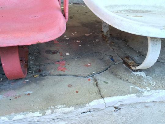 Cadeiras de ferro sofrem com a ao do tempo e esto bastante desgastadas, muitas com ferrugem