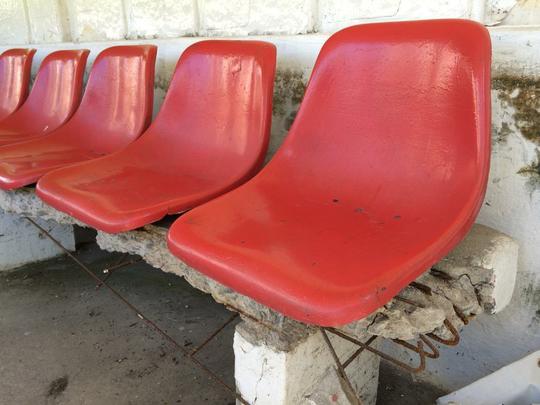 Bancos de reservas esto completamente deteriorados, com a estrutura de cimento bastante abalada. Impossvel de ser usar se houvesse um jogo hoje