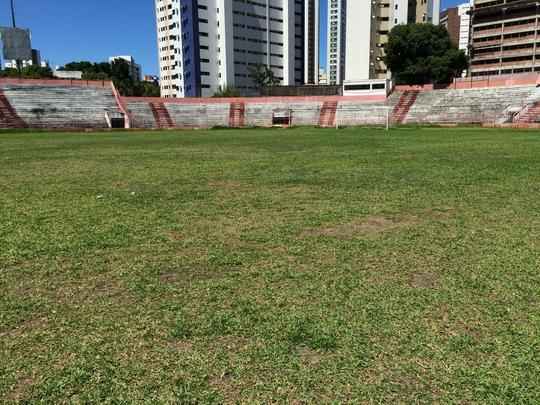 Se sobra grama alta em alguns pontos, em outros falta... a areia tambm est presente no campo, deixando claro que, para haver um jogo no local, vai ser preciso um trabalho enorme de recuperao