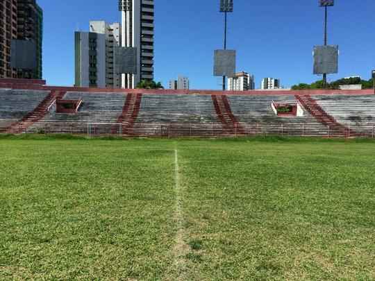 Outro velho problema do gramado dos Aflitos sempre foi a mistura de tipos de grama. Isso fica claro com a falta de manuteno do local.  possvel perceber os diferentes tipos de grama pelos diferentes tons de verde