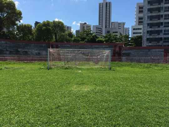 A surrada rede da barra  um retrato das condies precrias dos Aflitos, palco de muitos bons momentos para a torcida do Nutico. Hoje, a histria do clube est abandonada