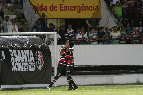 Com um pênalti sofrido e convertido além de um golaço na etapa final, Grafite marcou dois gols na vitória de 4 a 1, no Arruda, e chegou a seis tentos na competição. Com o atleta no topo da artilharia, o Tricolor agora soma sete pontos e acumula 17 jogos de invencibilidade na temporada