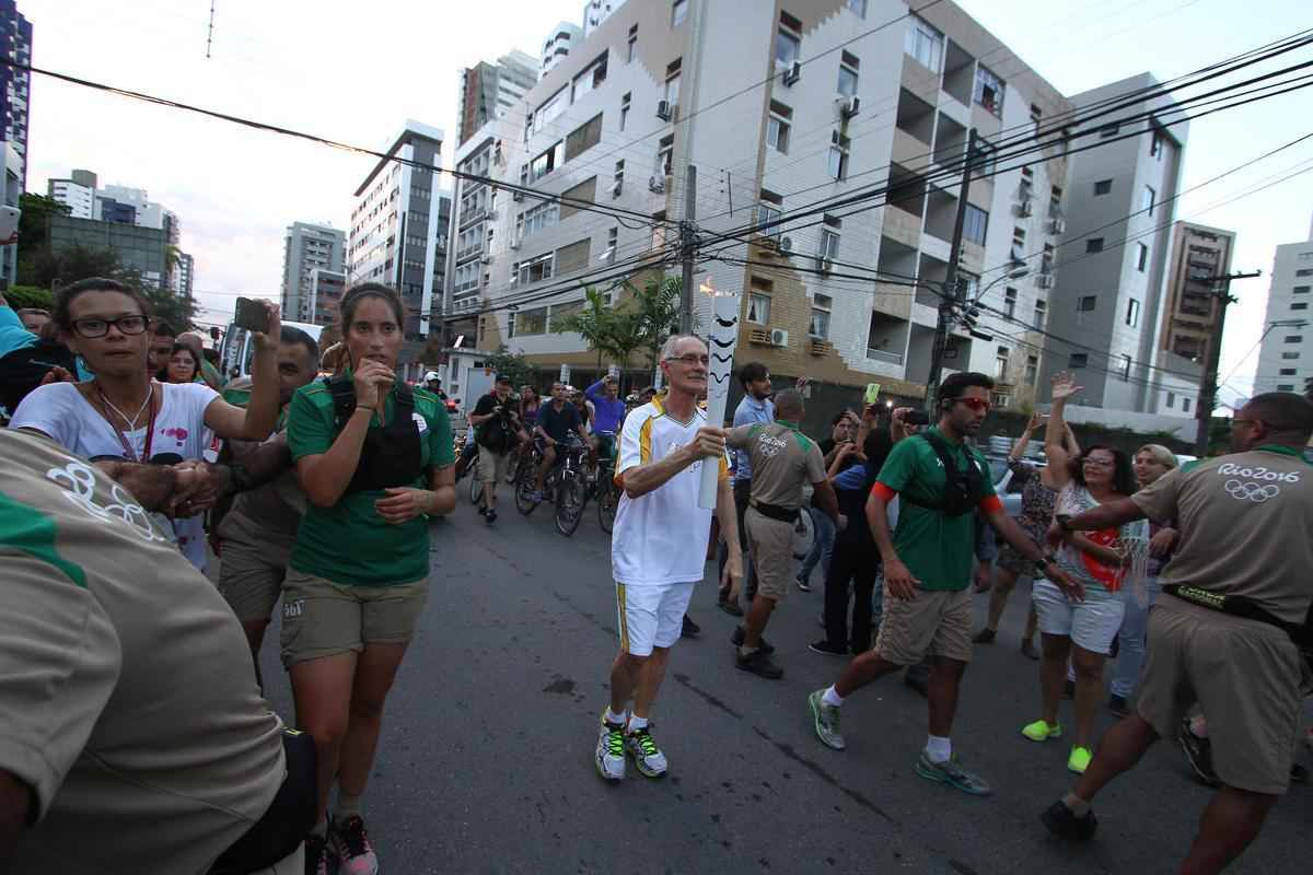Nesta tera-feira, a tocha olmpica passou pelas ruas do Recife, causando emoo a quem carregava e a quem acompanhava. O percurso de 35 quilmetros comeou por volta das 13h30 e terminou por volta das 20h30, no Recife Antigo, com o acendimento da pira olmpica