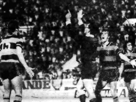 Em 06/11/1977, novo empate entre rubro-negros e tricolores, e novamente no Arruda. Com golsd e Fumanchu (Santa Cruz) e Mauro Madureira (Sport), os rivais chegavam ao quarto e ltimo empate da histria no clssico na Primeira Diviso