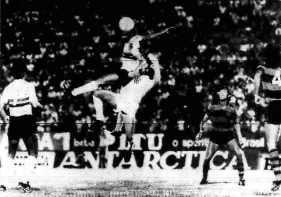 Em 06/11/1977, novo empate entre rubro-negros e tricolores, e novamente no Arruda. Com golsd e Fumanchu (Santa Cruz) e Mauro Madureira (Sport), os rivais chegavam ao quarto e ltimo empate da histria no clssico na Primeira Diviso