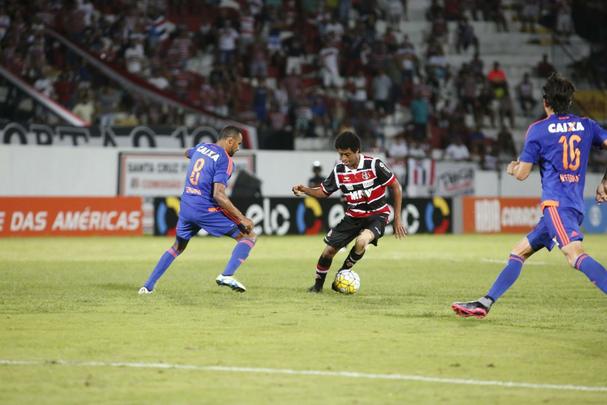 Melhor em campo durante todo o jogo, rubro-negros poderiam ter vencido por placar at maior do que o 1 a 0 anotado; Tricolores estavam invictos h 18 jogos