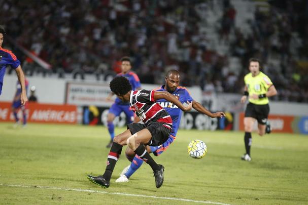 Melhor em campo durante todo o jogo, rubro-negros poderiam ter vencido por placar at maior do que o 1 a 0 anotado; Tricolores estavam invictos h 18 jogos