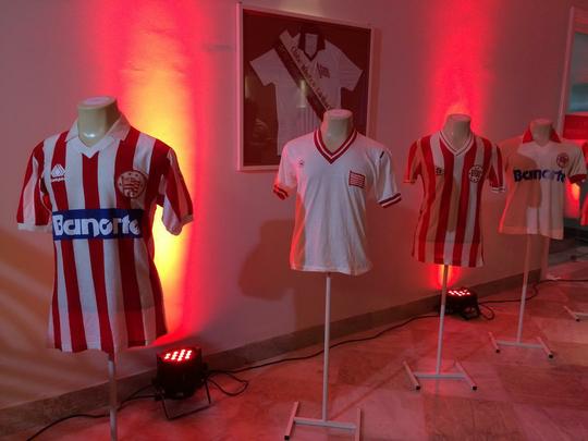 Novo memorial alvirrubro recorda conquistas histricas do clube e novos uniformes utilizados pelos 115 anos timbu; novos uniformes trouxeram as tradicionais cores alvirrubras