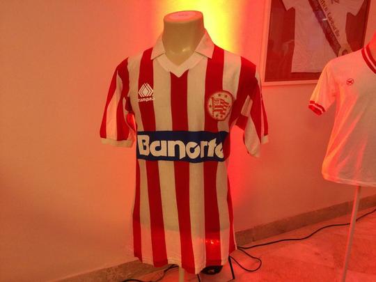 Novo memorial alvirrubro recorda conquistas histricas do clube e novos uniformes utilizados pelos 115 anos timbu; novos uniformes trouxeram as tradicionais cores alvirrubras