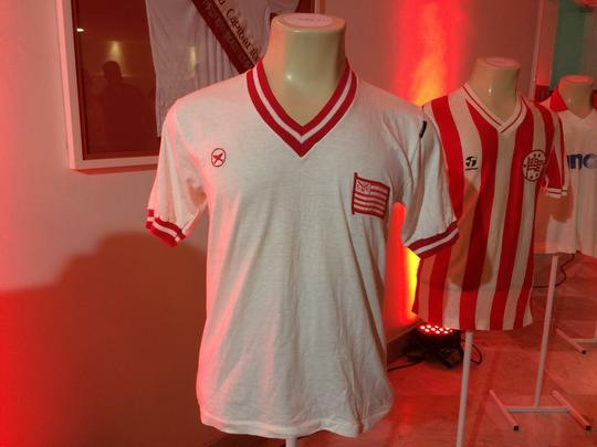 Novo memorial alvirrubro recorda conquistas histricas do clube e novos uniformes utilizados pelos 115 anos timbu; novos uniformes trouxeram as tradicionais cores alvirrubras