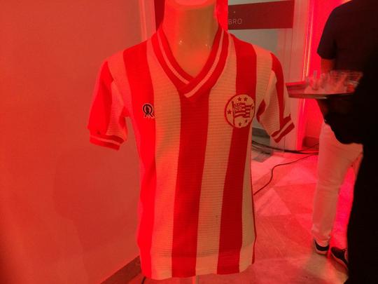 Novo memorial alvirrubro recorda conquistas histricas do clube e novos uniformes utilizados pelos 115 anos timbu; novos uniformes trouxeram as tradicionais cores alvirrubras