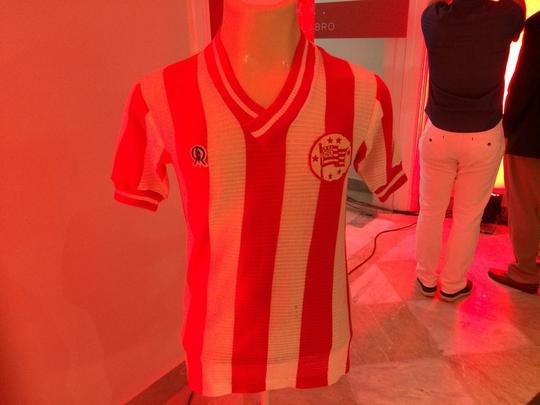 Novo memorial alvirrubro recorda conquistas histricas do clube e novos uniformes utilizados pelos 115 anos timbu; novos uniformes trouxeram as tradicionais cores alvirrubras