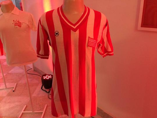 Novo memorial alvirrubro recorda conquistas histricas do clube e novos uniformes utilizados pelos 115 anos timbu; novos uniformes trouxeram as tradicionais cores alvirrubras