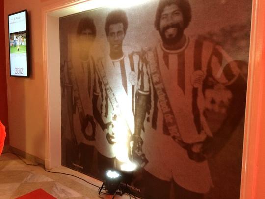 Novo memorial alvirrubro recorda conquistas histricas do clube e novos uniformes utilizados pelos 115 anos timbu; novos uniformes trouxeram as tradicionais cores alvirrubras