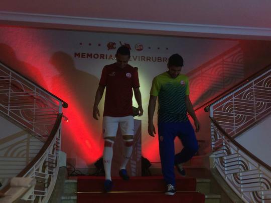 Novo memorial alvirrubro recorda conquistas histricas do clube e novos uniformes utilizados pelos 115 anos timbu; novos uniformes trouxeram as tradicionais cores alvirrubras