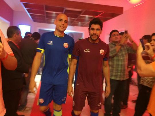 Novo memorial alvirrubro recorda conquistas histricas do clube e novos uniformes utilizados pelos 115 anos timbu; novos uniformes trouxeram as tradicionais cores alvirrubras