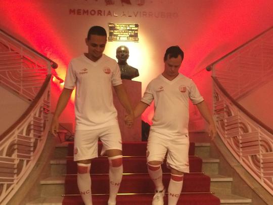 Novo memorial alvirrubro recorda conquistas histricas do clube e novos uniformes utilizados pelos 115 anos timbu; novos uniformes trouxeram as tradicionais cores alvirrubras