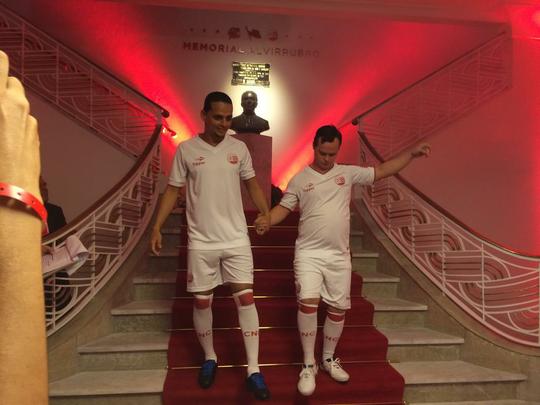 Novo memorial alvirrubro recorda conquistas histricas do clube e novos uniformes utilizados pelos 115 anos timbu; novos uniformes trouxeram as tradicionais cores alvirrubras