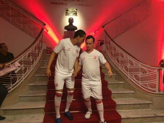 Novo memorial alvirrubro recorda conquistas histricas do clube e novos uniformes utilizados pelos 115 anos timbu; novos uniformes trouxeram as tradicionais cores alvirrubras