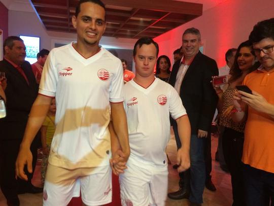 Novo memorial alvirrubro recorda conquistas histricas do clube e novos uniformes utilizados pelos 115 anos timbu; novos uniformes trouxeram as tradicionais cores alvirrubras