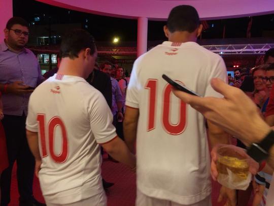 Novo memorial alvirrubro recorda conquistas histricas do clube e novos uniformes utilizados pelos 115 anos timbu; novos uniformes trouxeram as tradicionais cores alvirrubras