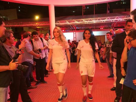 Novo memorial alvirrubro recorda conquistas histricas do clube e novos uniformes utilizados pelos 115 anos timbu; novos uniformes trouxeram as tradicionais cores alvirrubras