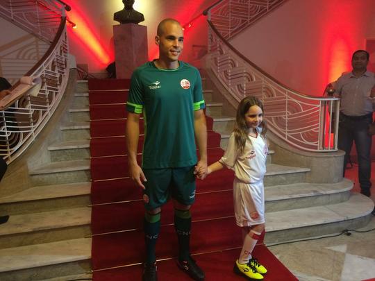 Novo memorial alvirrubro recorda conquistas histricas do clube e novos uniformes utilizados pelos 115 anos timbu; novos uniformes trouxeram as tradicionais cores alvirrubras