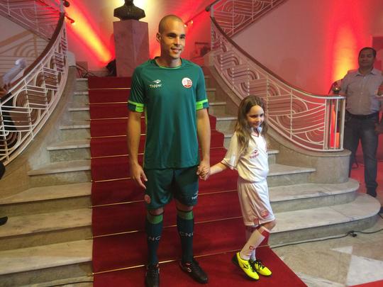 Novo memorial alvirrubro recorda conquistas histricas do clube e novos uniformes utilizados pelos 115 anos timbu; novos uniformes trouxeram as tradicionais cores alvirrubras